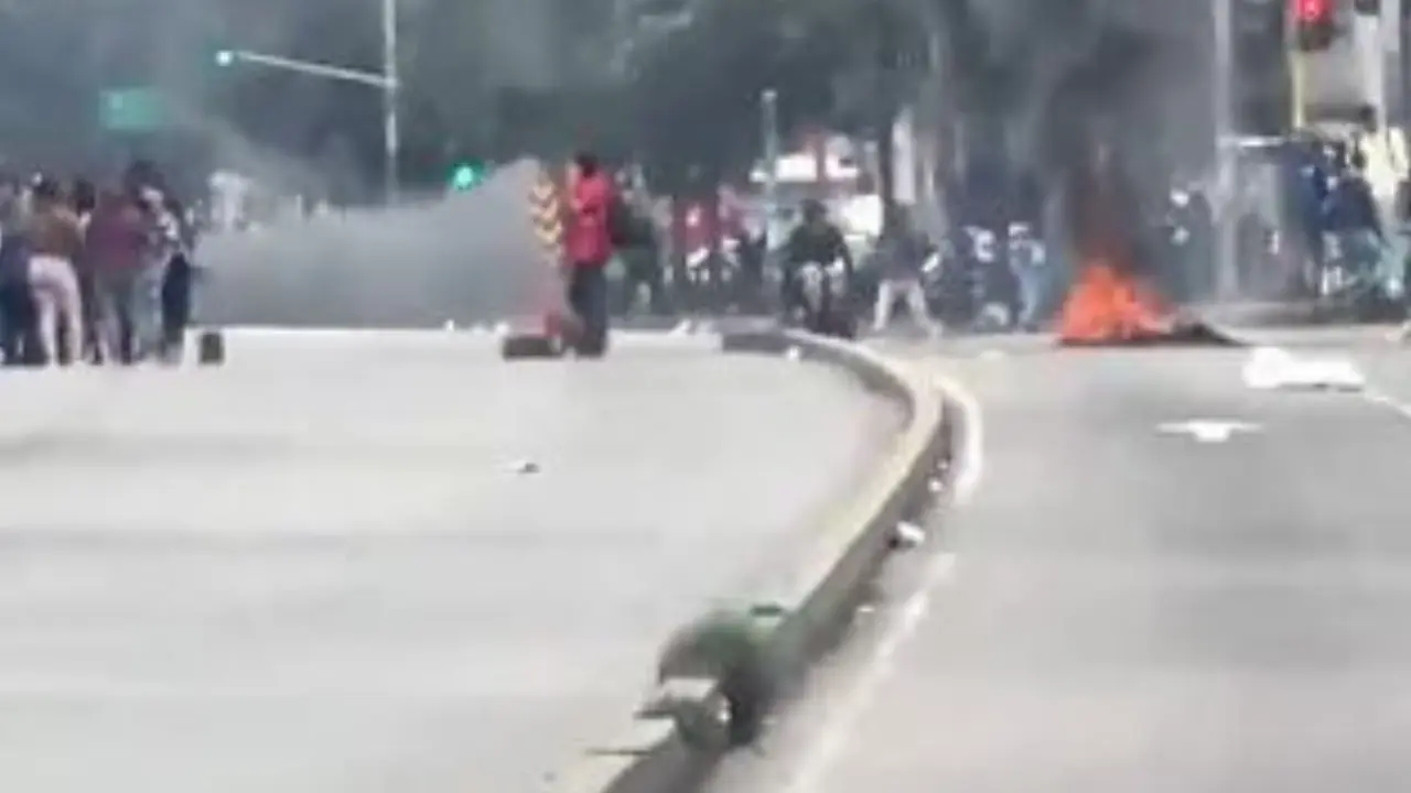 ¡Caos en Bogotá! Protestas paralizan TransMilenio y colapsan vías