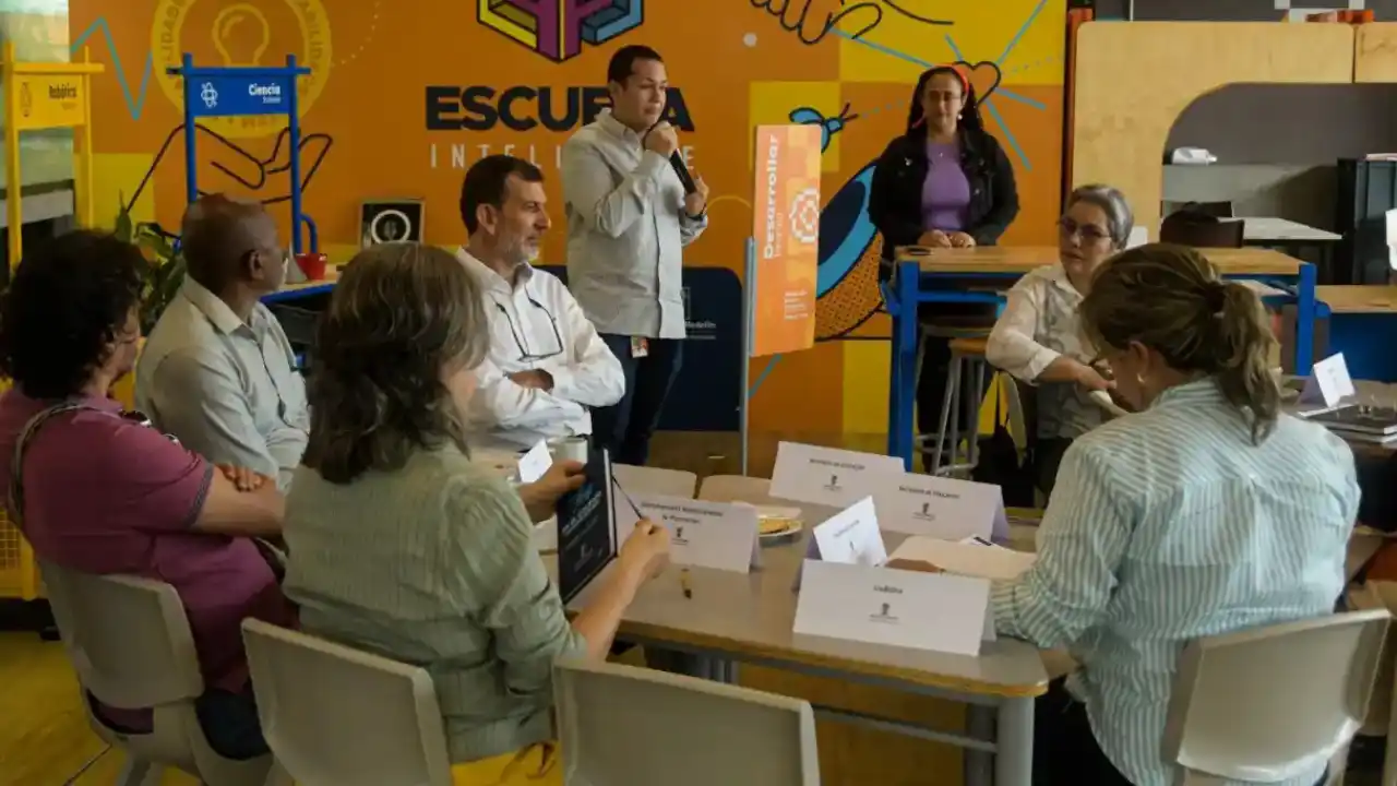La revolución en las aulas de Medellín tiene a 5.500 docentes aprendiendo robótica 2 La revolución en las aulas de Medellín tiene a 5.500 docentes aprendiendo robótica