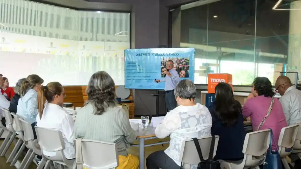 La revolución en las aulas de Medellín tiene a 5.500 docentes aprendiendo robótica 1 La revolución en las aulas de Medellín tiene a 5.500 docentes aprendiendo robótica