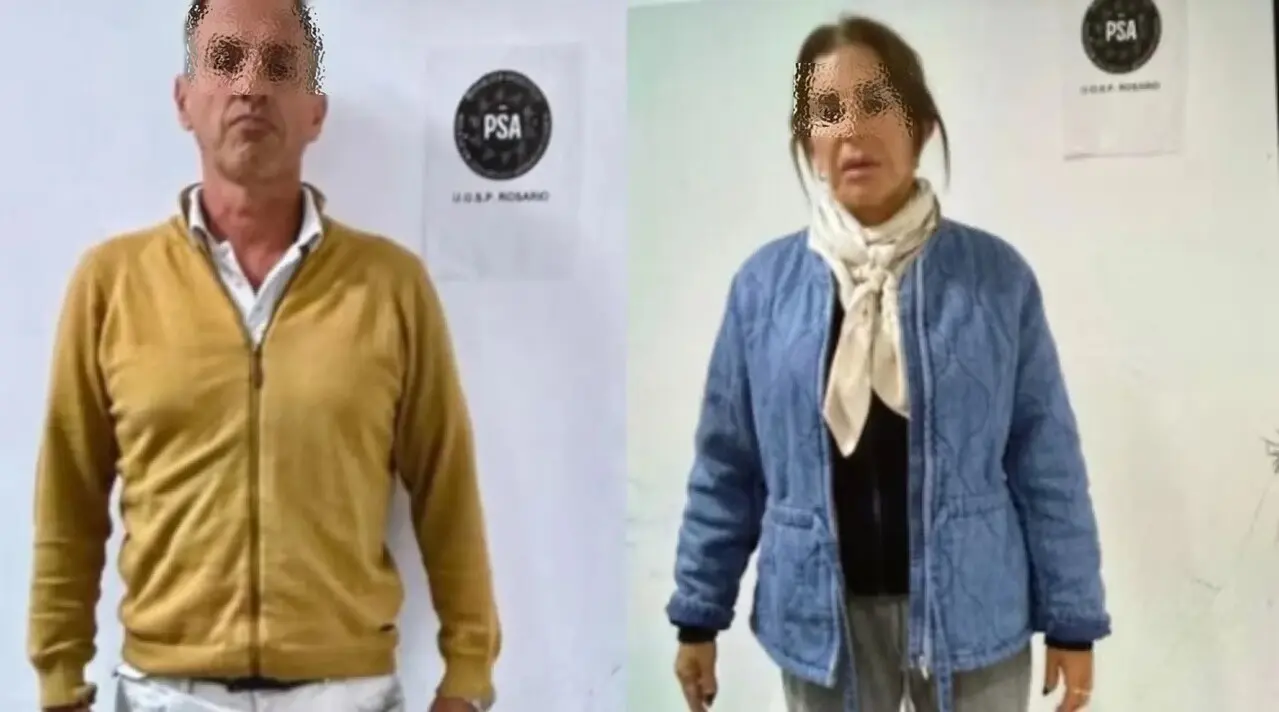 ¡Pillados con «los pantalones abajo»! Pareja «madurita» desató pasiones en pleno vuelo y así terminaron 2 semidesnudos en pleno vuelo