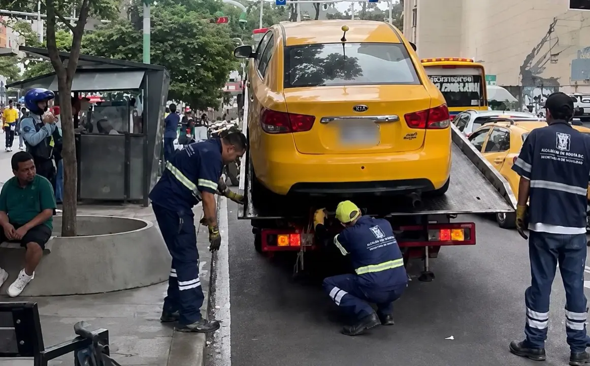 ¡4 multas! Taxista con pase vencido se voló en contravía por el carril del Metroplús: ¿y todavía pregunta qué pasó? 1 taxista volado