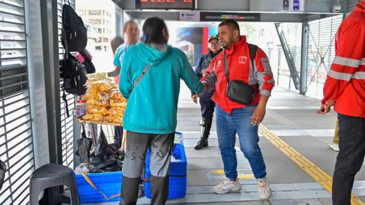 Bajaron gente de buses y sacaron vendedores en operativo sorpresa de TransMilenio