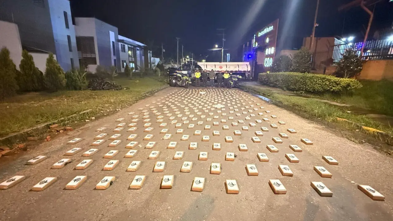 Descubren 370 kilos de cocaína ocultos en un camión rumbo a Bogotá 2 Descubren 370 kilos de cocaína ocultos en un camión rumbo a Bogotá