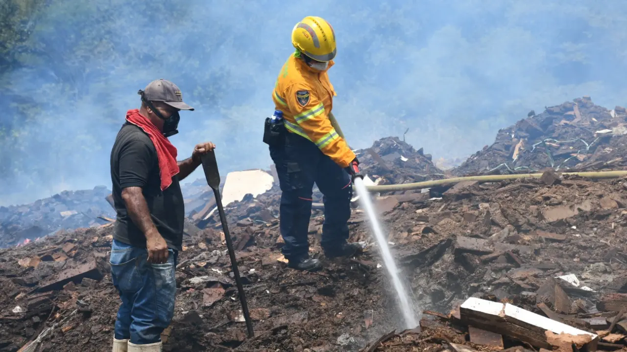Llevan días luchando contra el fuego: Bomberos Bello continúa atendiendo una quema no controlada 1 Bomberos Bello continúa atendiendo una quema no controlada
