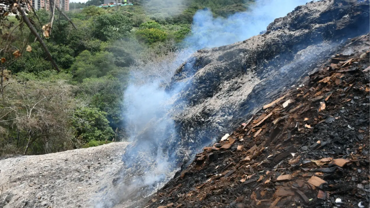 Llevan días luchando contra el fuego: Bomberos Bello continúa atendiendo una quema no controlada 3 Bomberos Bello continúa atendiendo una quema no controlada