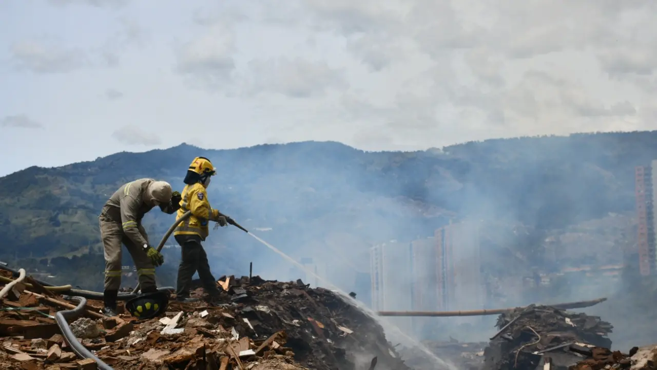Llevan días luchando contra el fuego: Bomberos Bello continúa atendiendo una quema no controlada 2 Bomberos Bello continúa atendiendo una quema no controlada