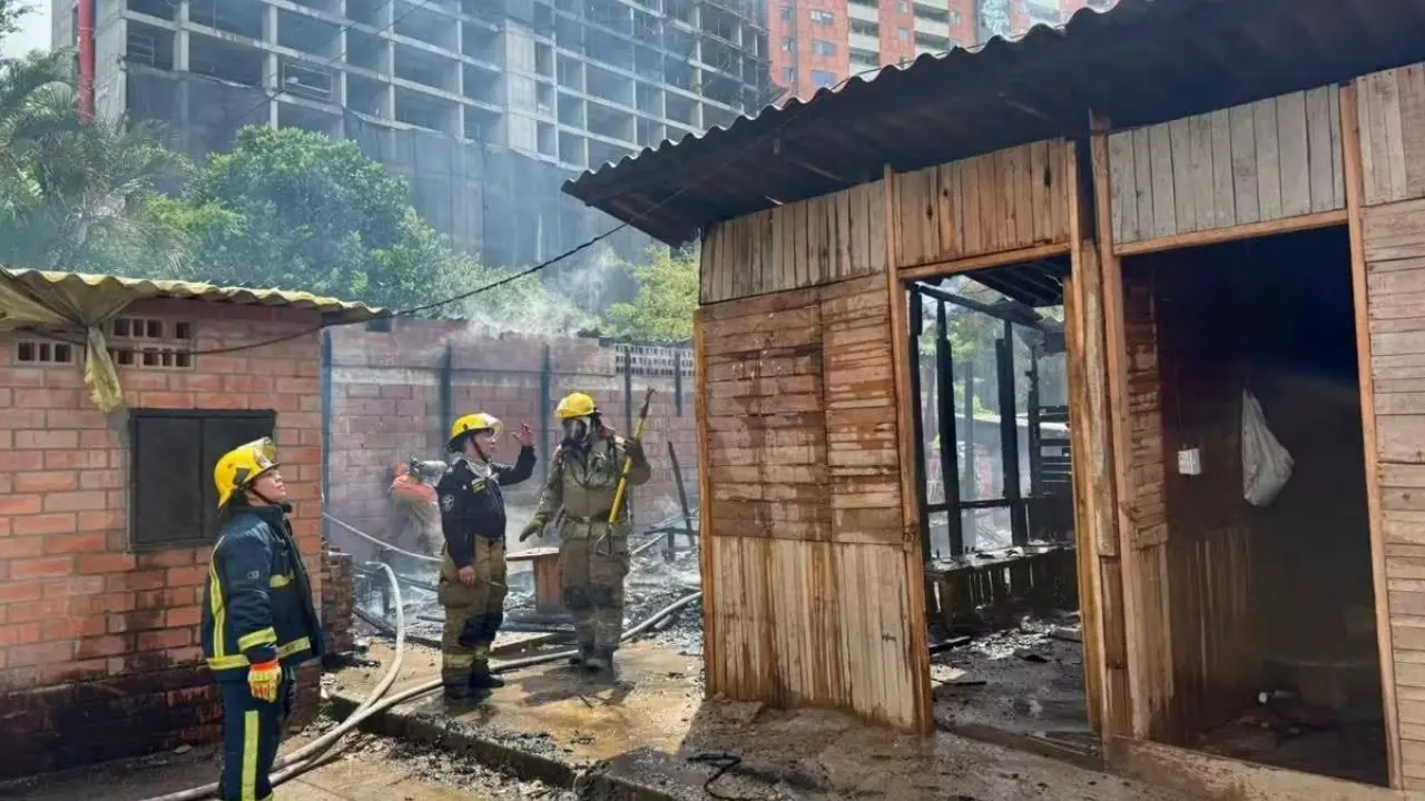 Bomberos logran controlar incendio en el centro de Itagüí y evacúan a trabajadores 3 Bomberos logran controlar incendio en el centro de Itagüí y evacúan a trabajadores