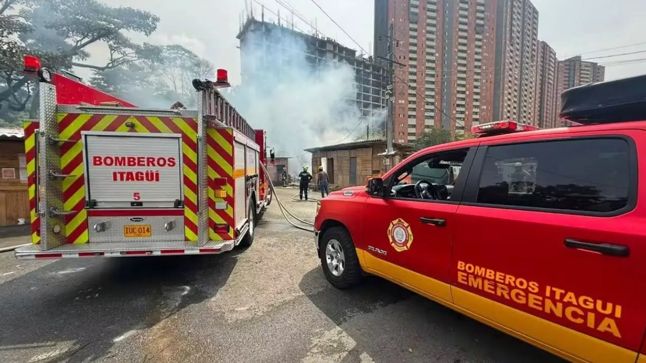 Bomberos logran controlar incendio en el centro de Itagüí y evacúan a trabajadores 2 Bomberos logran controlar incendio en el centro de Itagüí y evacúan a trabajadores