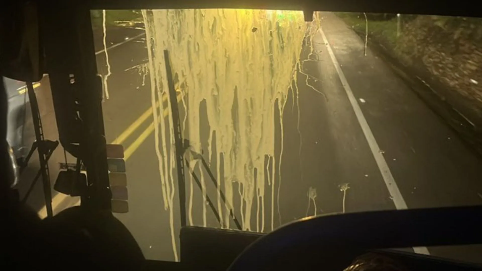 ¡Tensión antes de la final! Bus del Junior fue atacado con piedras, botellas y huevos