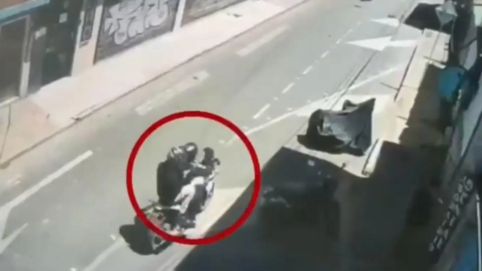 ¡Pensó que se iba a salvar! Fletero robó a dos mujeres en Bosa y terminó capturado en un cementerio 2 ¡Pensó que se iba a salvar! Fletero robó a dos mujeres en Bosa y terminó capturado en un cementerio