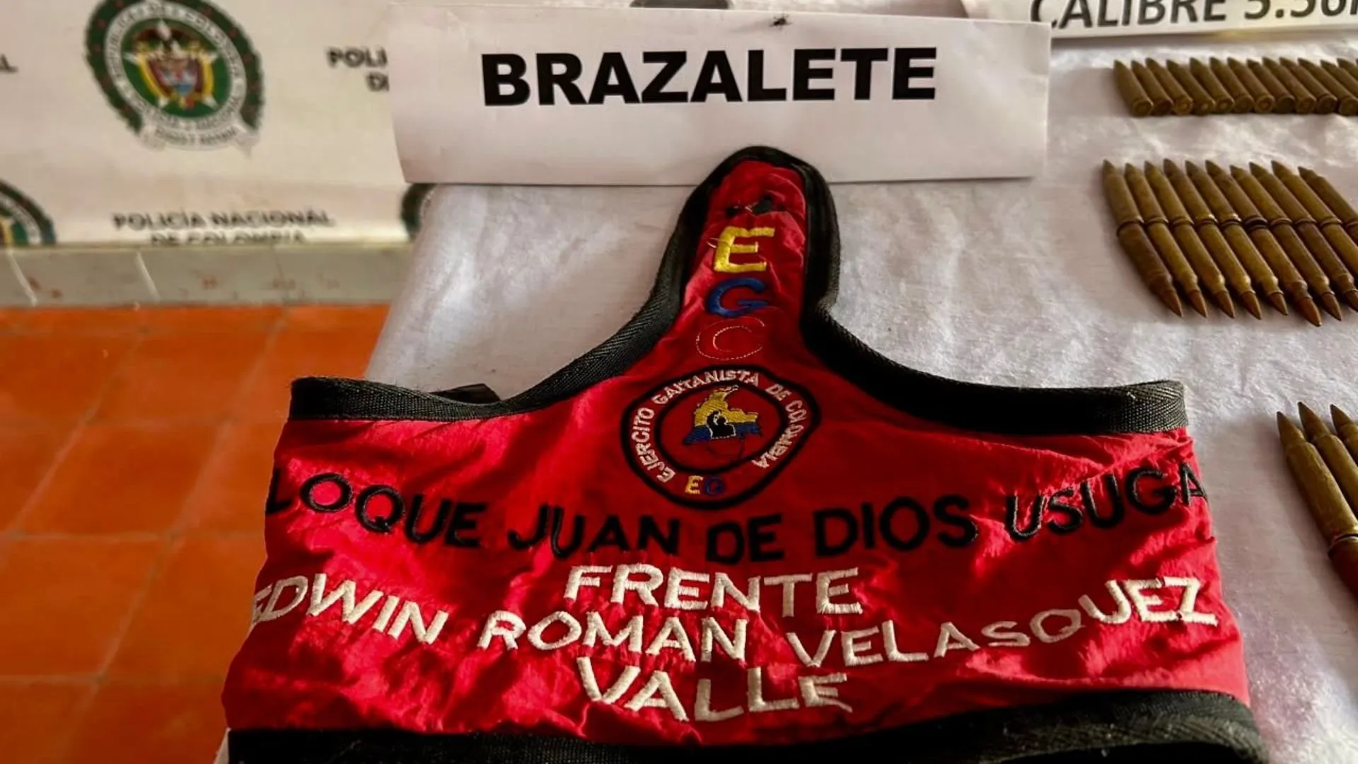 ¡Armado hasta los dientes! Presunto integrante del Clan del Golfo se entrega con armamento en Urrao 4 ¡Armado hasta los dientes! Presunto integrante del Clan del Golfo se entrega con armamento en Urrao