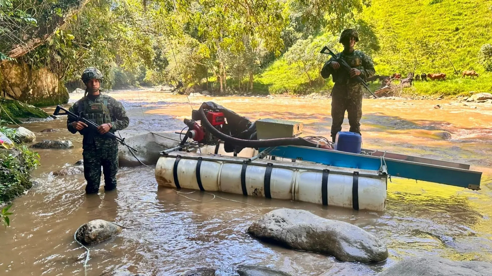 ¡Fin al negocio ilegal! Destruyen dragas y motores del Clan del Golfo en zona rural de Montebello