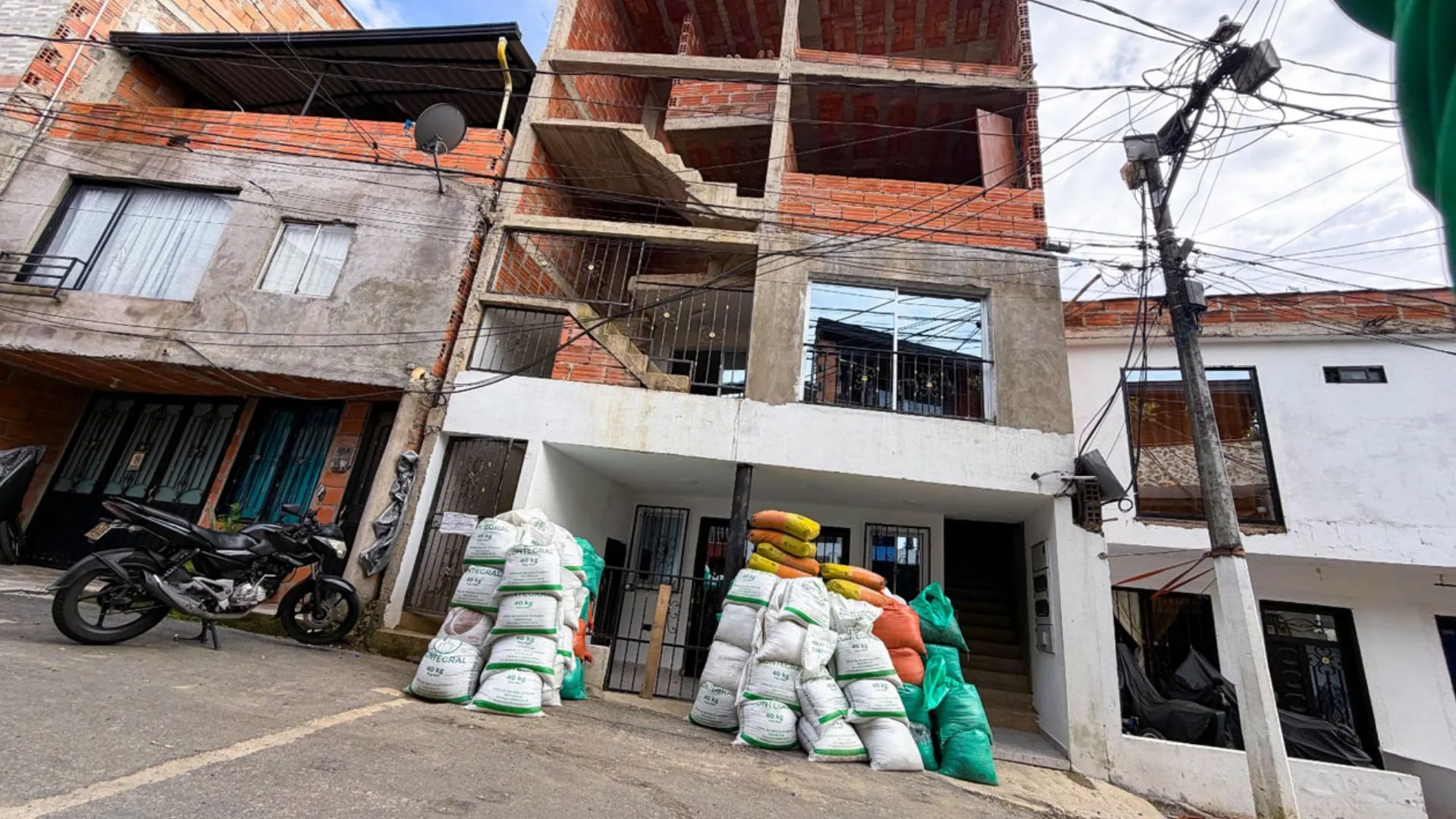 ¡Freno a la ilegalidad! Suspenden cen zona de protección de quebrada en San Antonio de Prado