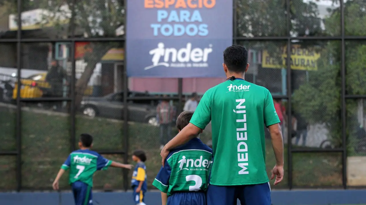 Lo que sacan de las canchas ya no termina en la basura: Medellín reutilizó más de 44 mil metros de grama sintética 1 Medellin reutilizo mas de 44 mil metros de grama sintetica 2