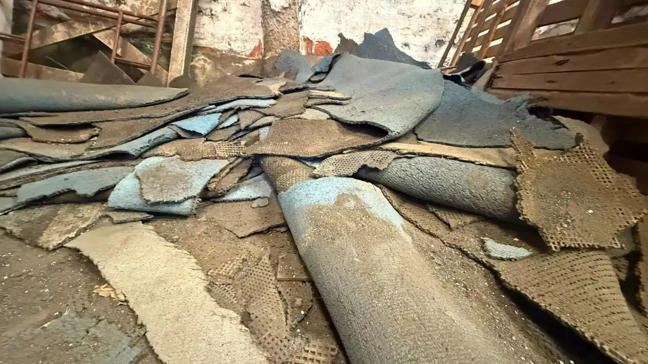 Lo que sacan de las canchas ya no termina en la basura: Medellín reutilizó más de 44 mil metros de grama sintética