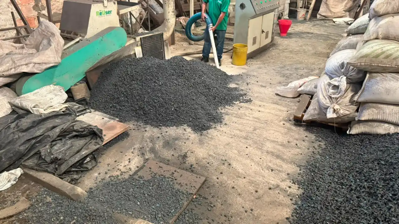 Lo que sacan de las canchas ya no termina en la basura: Medellín reutilizó más de 44 mil metros de grama sintética 3 Lo que sacan de las canchas ya no termina en la basura: Medellín reutilizó más de 44 mil metros de grama sintética