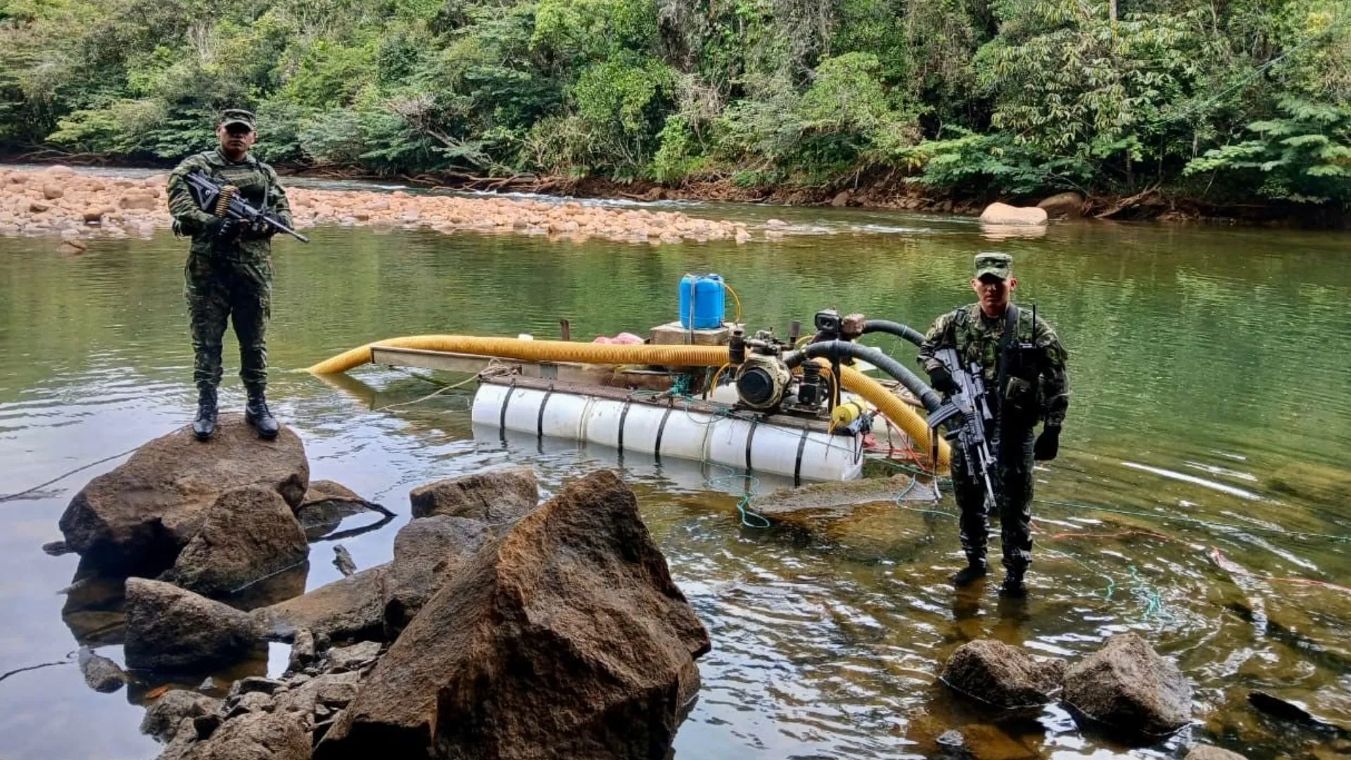 ¡Con las dragas en el agua! Caen cinco minas ilegales que destruían el medio ambiente en San Rafael 2 ¡Con las dragas en el agua! Caen cinco minas ilegales que destruían el medio ambiente en San Rafael