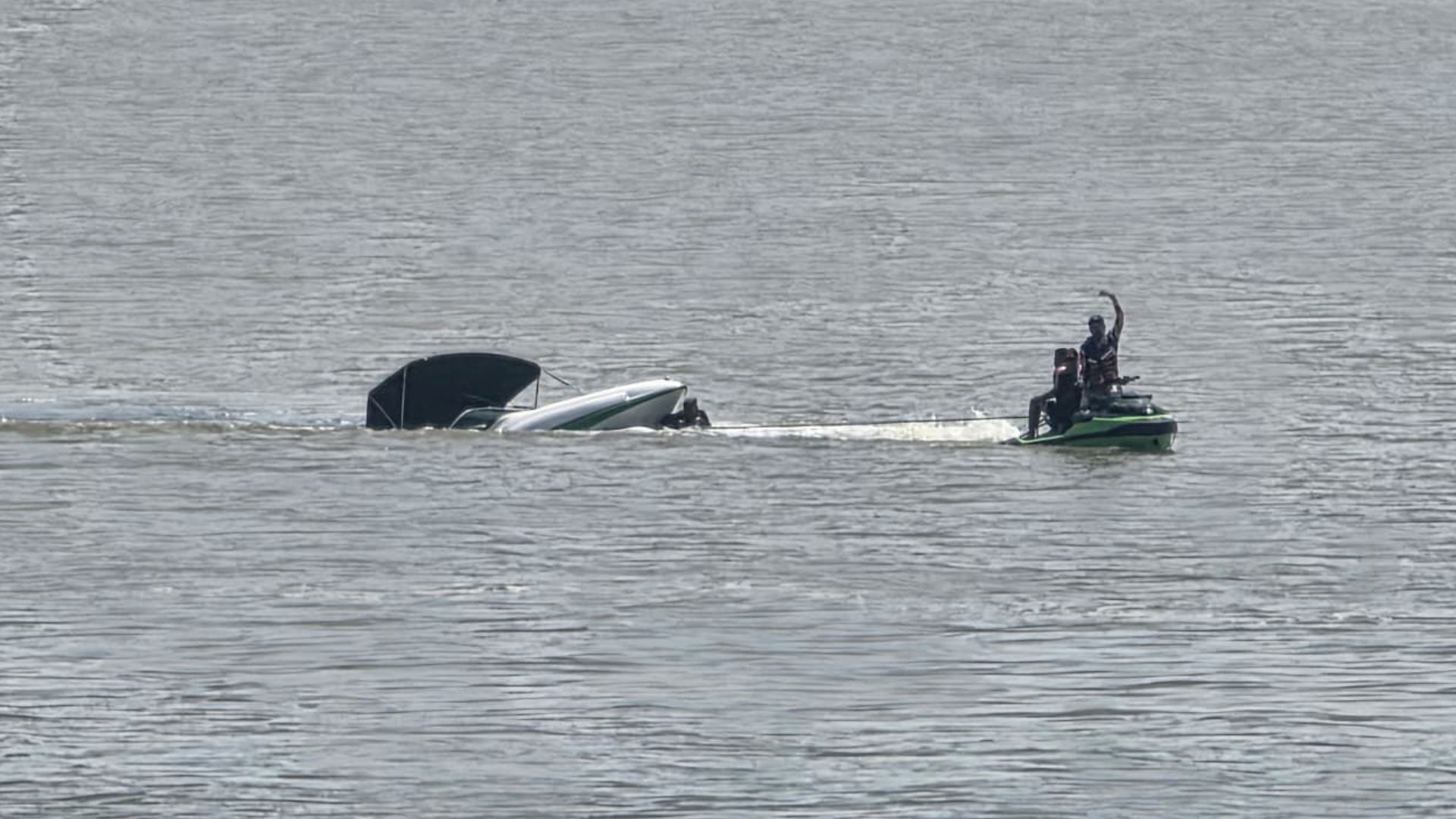 ¡Iban en una embarcación sin permisos! Diez personas fueron rescatadas tras naufragio en el Golfo de Urabá 2 ¡Iban en una embarcación sin permisos! Diez personas fueron rescatadas tras naufragio en el Golfo de Urabá
