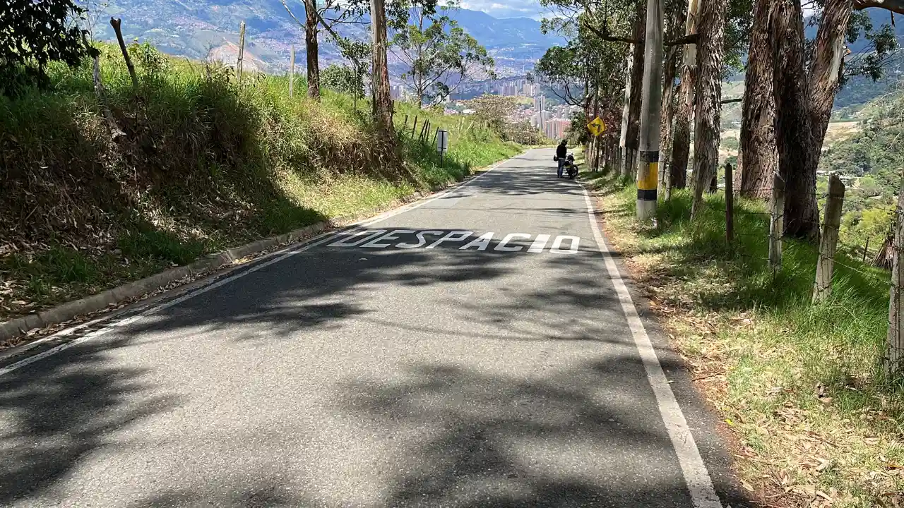 Bello le apuesta a una movilidad más segura: avanzan intervenciones en vías urbanas y rurales 4 Bello le apuesta a una movilidad más segura: avanzan intervenciones en vías urbanas y rurales