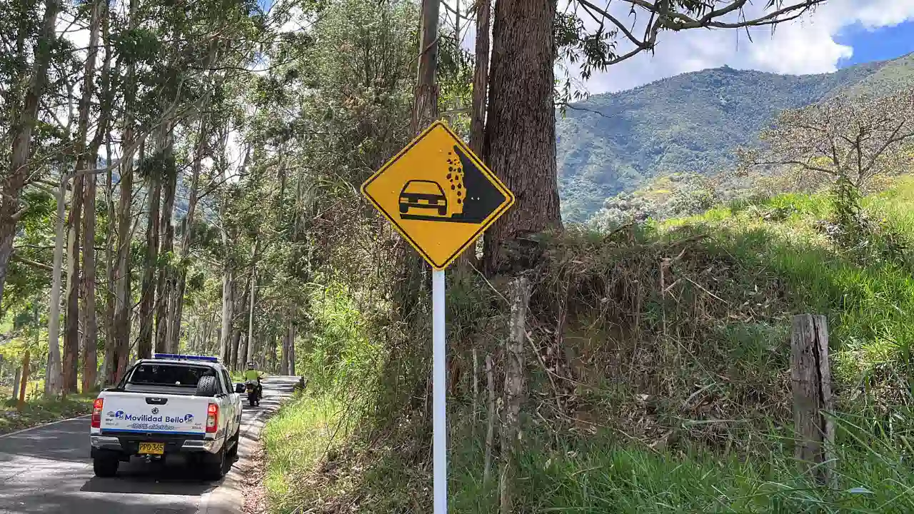 Bello le apuesta a una movilidad más segura: avanzan intervenciones en vías urbanas y rurales 2 Bello le apuesta a una movilidad más segura: avanzan intervenciones en vías urbanas y rurales