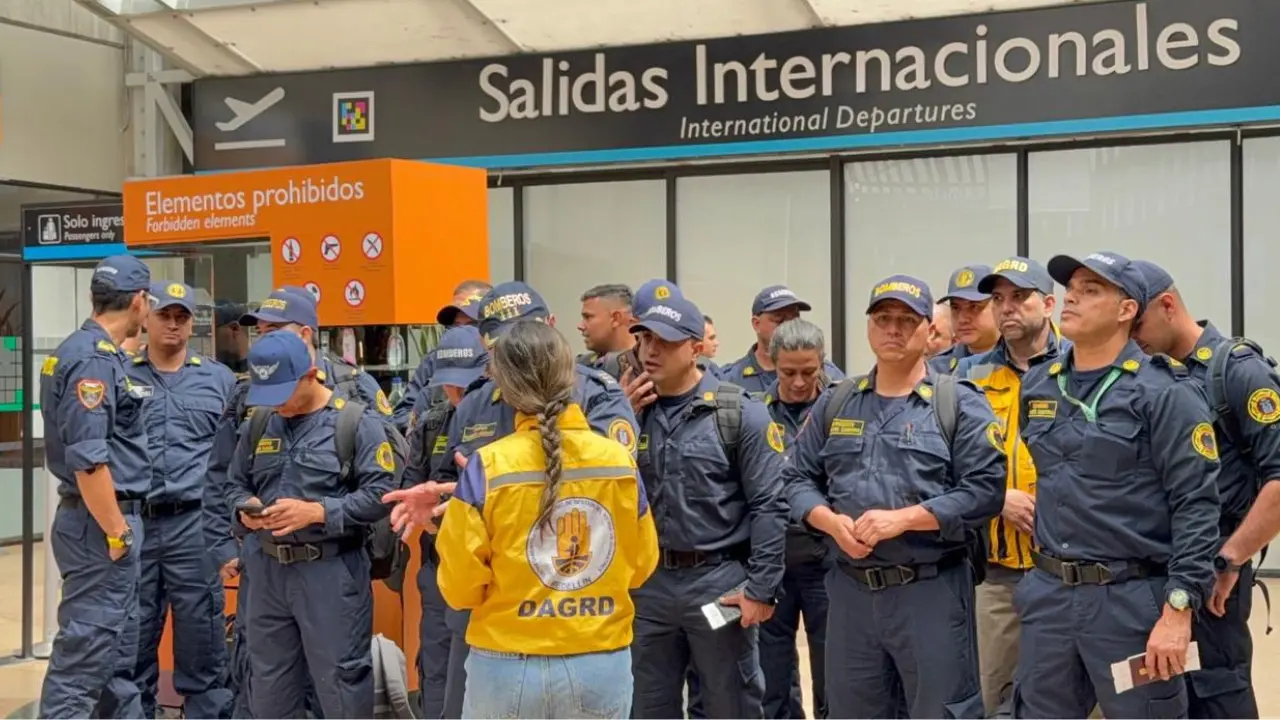 ¡Ya despegaron! Bomberos de Medellín van rumbo a Venezuela para salvar vidas tras el terremoto