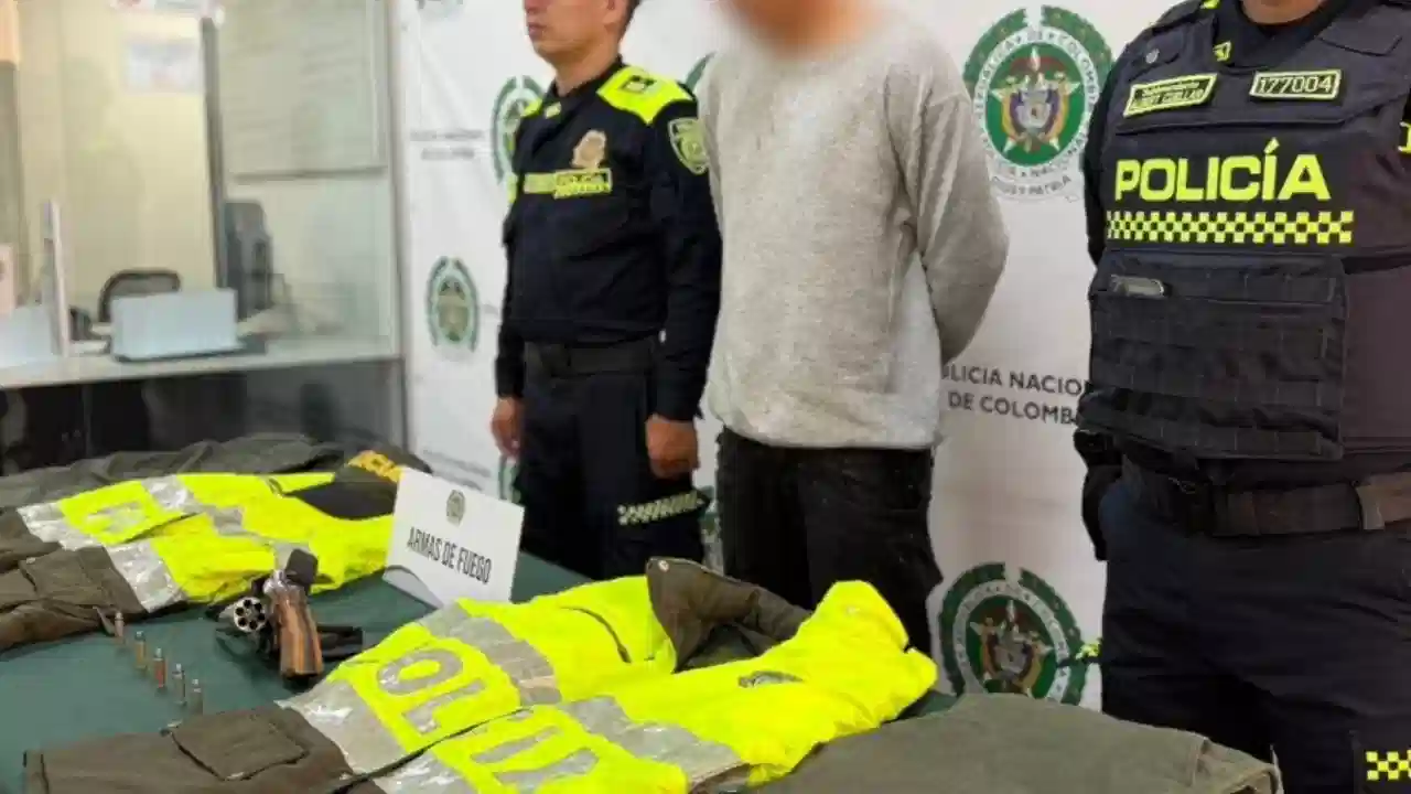 Cae extranjero con arma y prendas de la Policía en Bogotá: tenía antecedentes judiciales