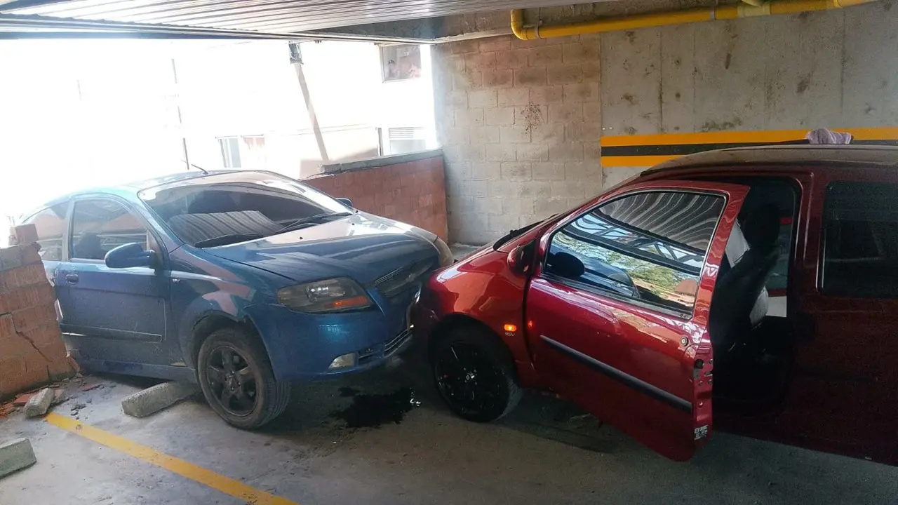 ¡Pánico en el séptimo piso! Vehículo quedó «chilinguiando» tras aparatoso choque en un parqueadero de Rionegro 2 choque parqueo1