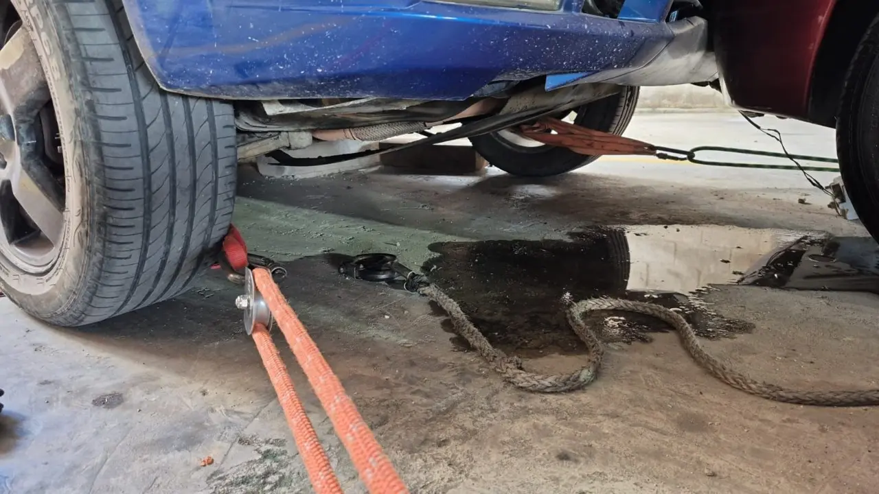 ¡Pánico en el séptimo piso! Vehículo quedó «chilinguiando» tras aparatoso choque en un parqueadero de Rionegro 4 choque parqueo4