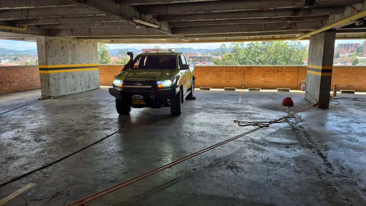 ¡Pánico en el séptimo piso! Vehículo quedó «chilinguiando» tras aparatoso choque en un parqueadero de Rionegro 6 choque parqueo5