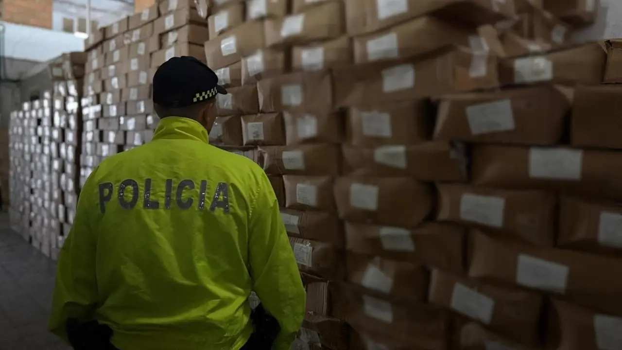 Megadecomiso en Itagüí: Caen más de $3.400 millones en mercancía de contrabando 1 44.616 dispositivos electrónicos de vapeo y 502.119 frascos e insumos para perfumería fueron incautados en Itagüí