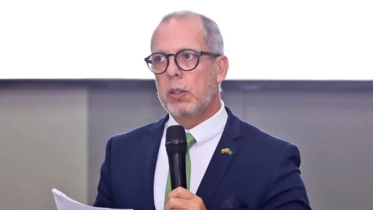 Procuraduría suspende al embajador Alfredo Saade por presunta participación en política