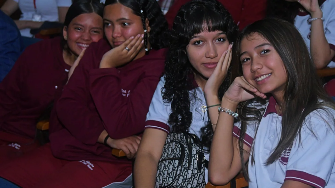 500 alumnos de escuelas públicas de Medellín que ya hablan francés e inspiraron su trabajo en El Principito