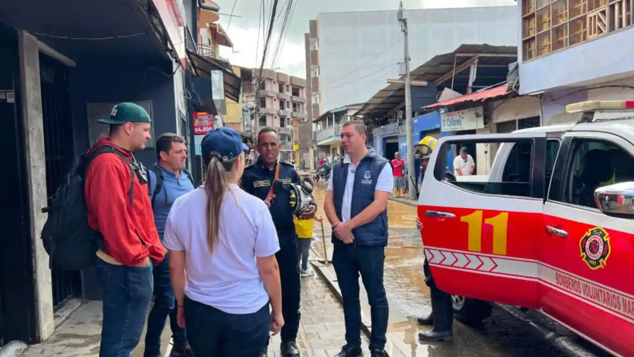 Tremenda creciente de la quebrada puso a correr a los bomberos y dejó a media Marinilla inundada 1 Tremenda creciente de la quebrada puso a correr a los bomberos y dejó a media Marinilla inundada