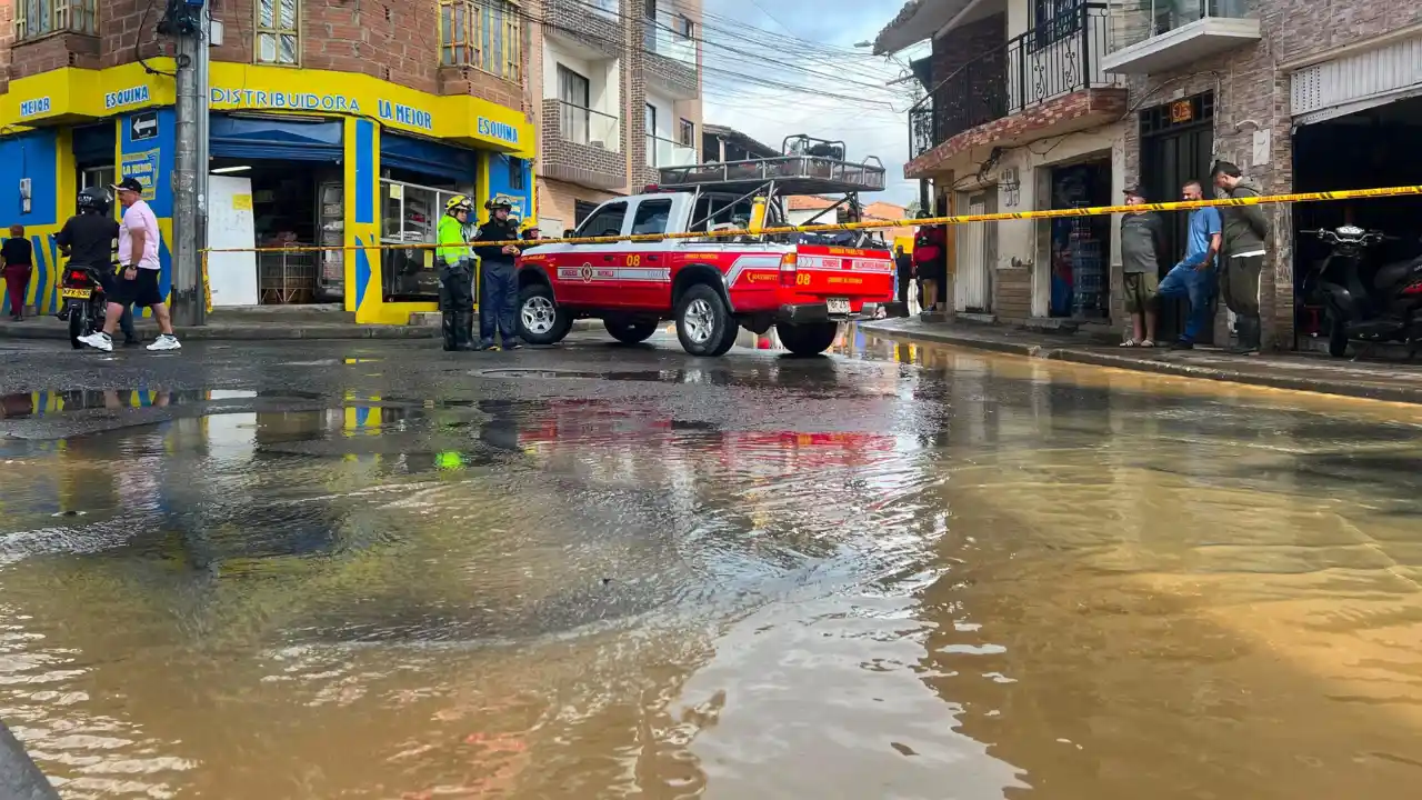 Tremenda creciente de la quebrada puso a correr a los bomberos y dejó a media Marinilla inundada 3 Tremenda creciente de la quebrada puso a correr a los bomberos y dejó a media Marinilla inundada