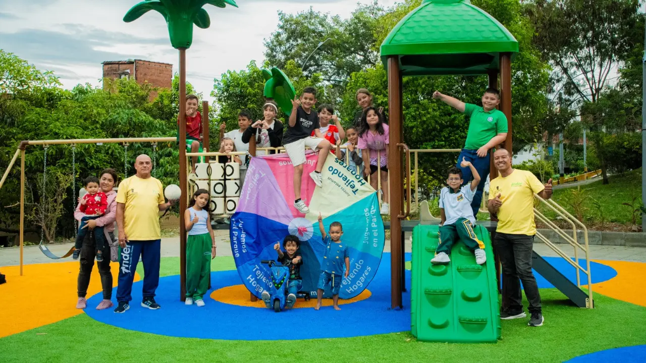 Niñas y niños disfrutan de actividades recreativas en 72 parques de Medellín 2 Niñas y niños disfrutan de actividades recreativas en 72 parques de Medellín