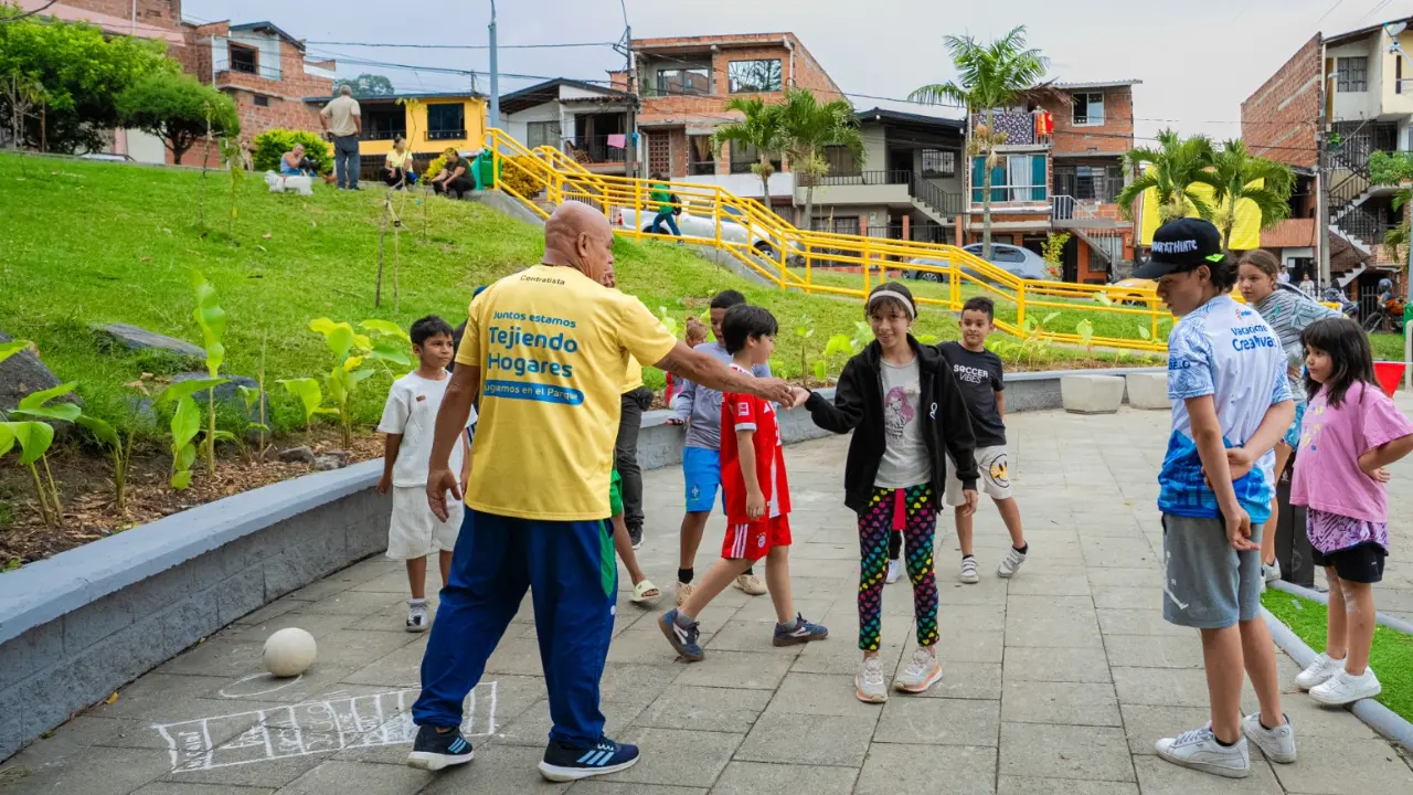 Niñas y niños disfrutan de actividades recreativas en 72 parques de Medellín 1 Niñas y niños disfrutan de actividades recreativas en 72 parques de Medellín