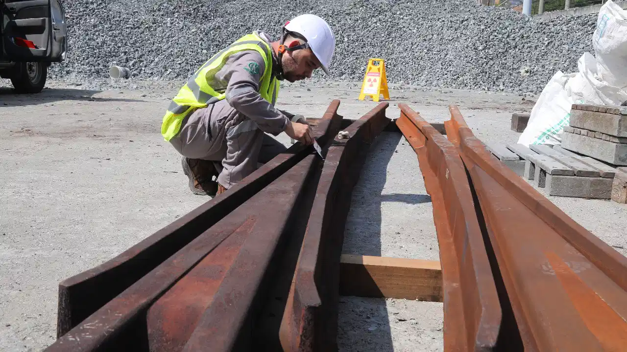 Metro de Medellín somete sus rieles a 'rayos X' para detectar fallas invisibles antes de que ocurra una emergencia
