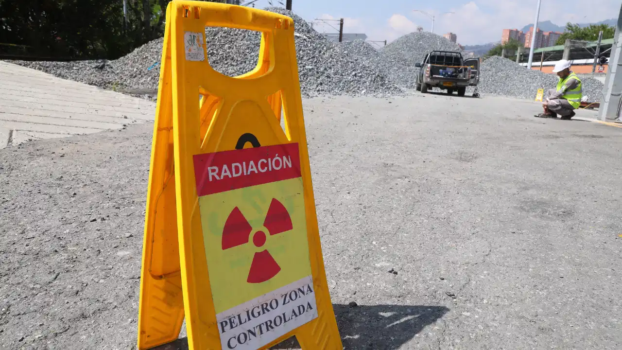 Metro de Medellín somete sus rieles a 'rayos X' para detectar fallas invisibles antes de que ocurra una emergencia