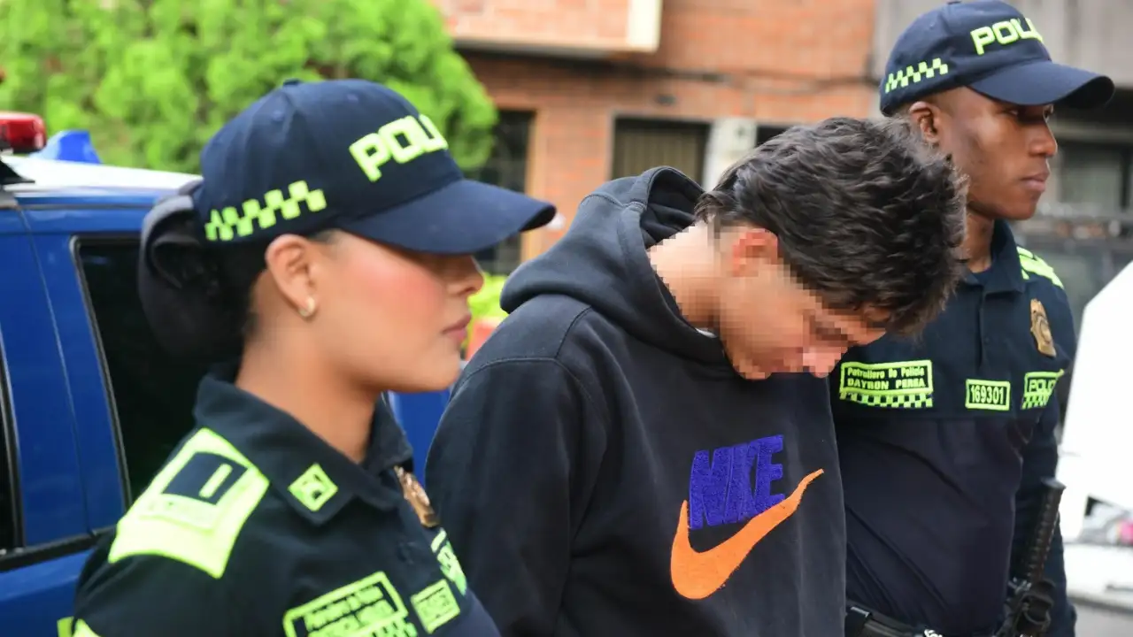 ¡La peor idea del día! Querían llevarse la moto de una patrullera en Laureles 1 ¡La peor idea del día! Querían llevarse la moto de una patrullera en Laureles