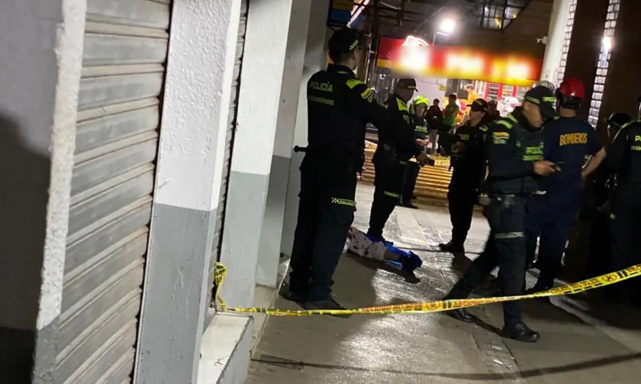 ¡En una pelea callejera! A Juan Fernando lo degollaron en El Peñol 2 El hombre quedó tendido en plena calle de El Peñol,, tras ser atacado con arma cortounzante provocándole una herida mortal en el cuello