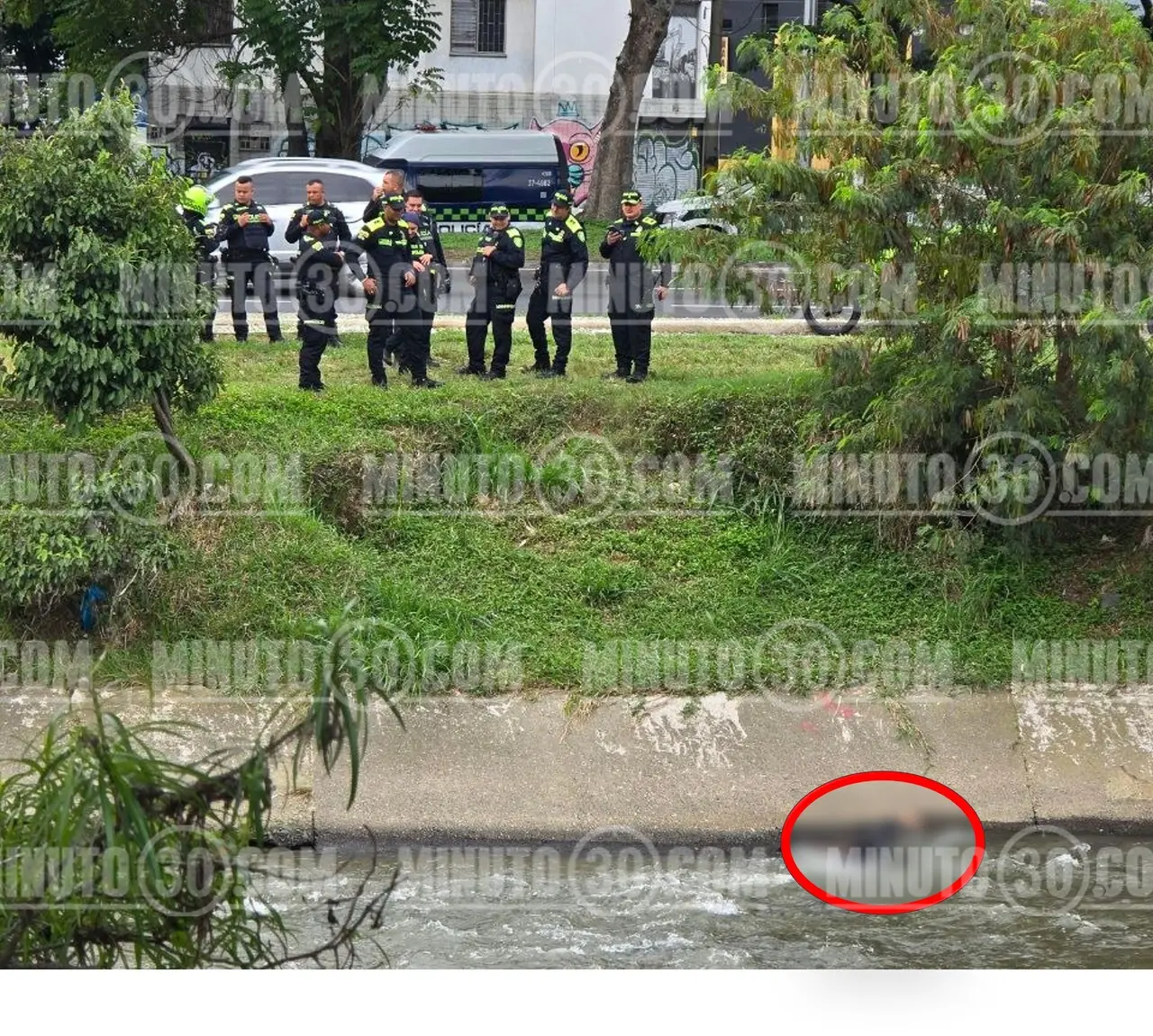 ¡Vestía de negro! Hallan un hombre muerto en el río Medellín a la altura del puente Guayaquil 2 muerto en el rio2
