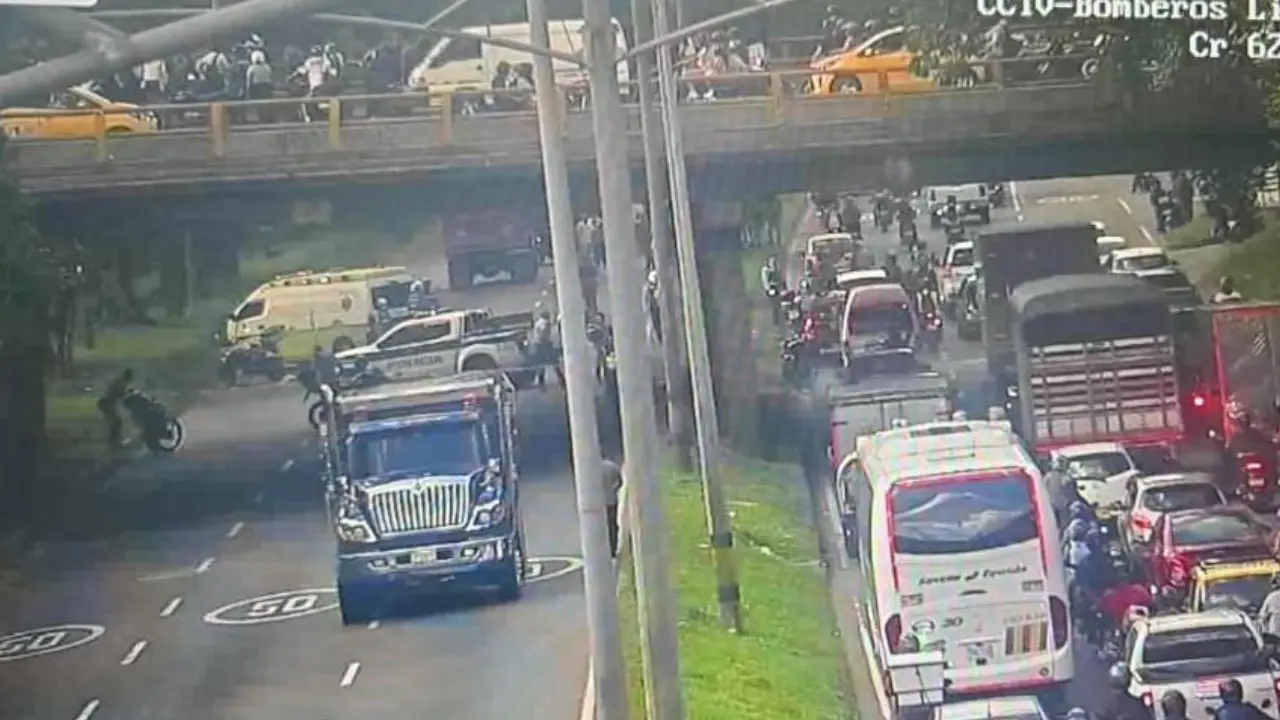 Murió una mujer en trágico accidente que obligó al cierre de la Avenida Regional en Medellín 2 Murió una mujer en trágico accidente que obligó al cierre de la Avenida Regional en Medellín