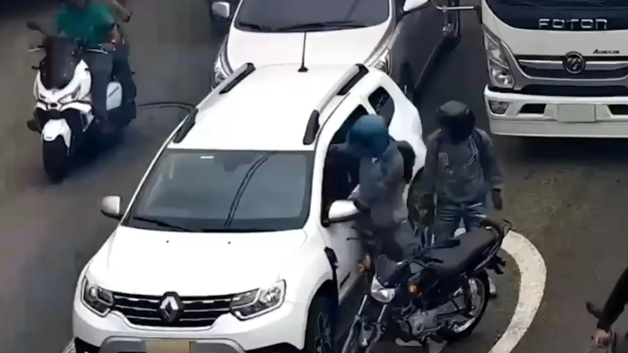 ¡No pues, tan machito! Pillaron y multaron a motociclista que le pegó a una mujer por una discusión de tránsito