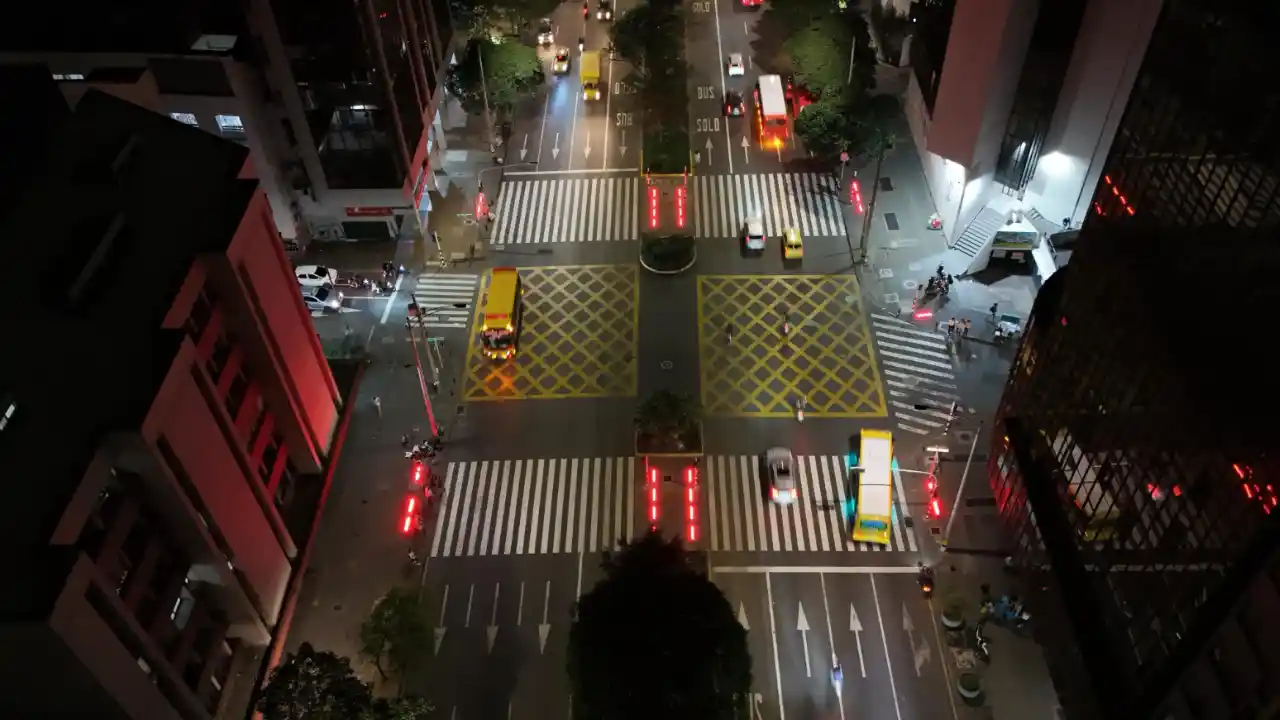Ojo al cruzar: Medellín instala más de 200 nuevos semáforos de piso para proteger peatones 5 Ojo al cruzar: Medellín instala más de 200 nuevos semáforos de piso para proteger peatones