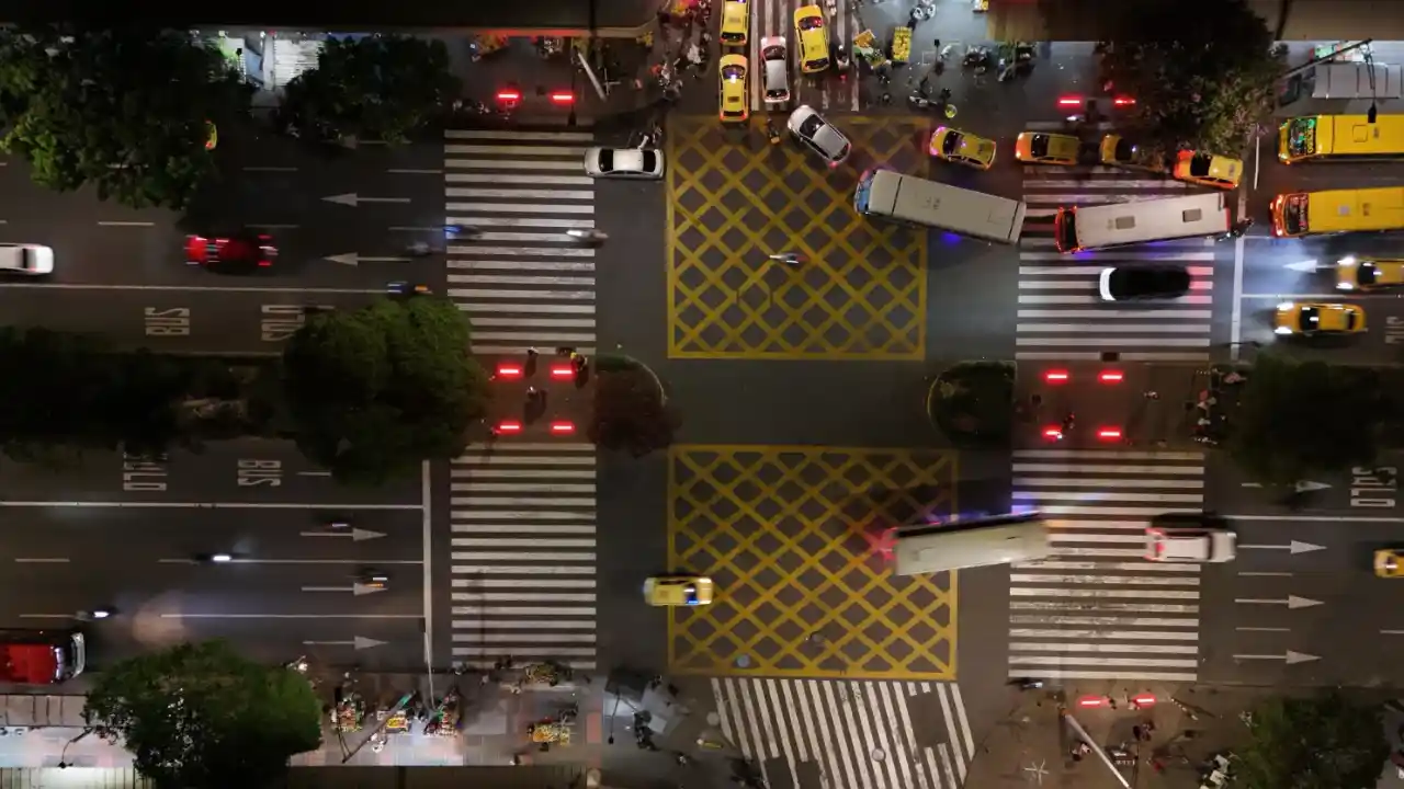 Ojo al cruzar: Medellín instala más de 200 nuevos semáforos de piso para proteger peatones 4 Ojo al cruzar: Medellín instala más de 200 nuevos semáforos de piso para proteger peatones