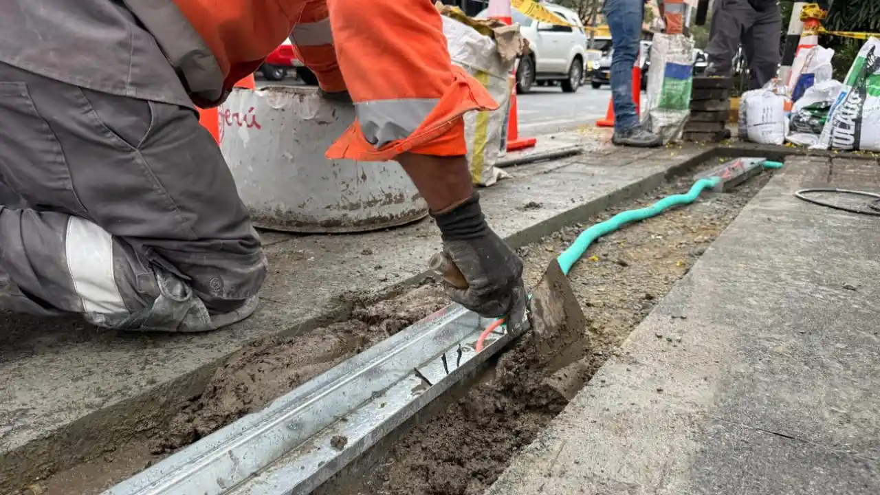 Ojo al cruzar: Medellín instala más de 200 nuevos semáforos de piso para proteger peatones 3 Ojo al cruzar: Medellín instala más de 200 nuevos semáforos de piso para proteger peatones