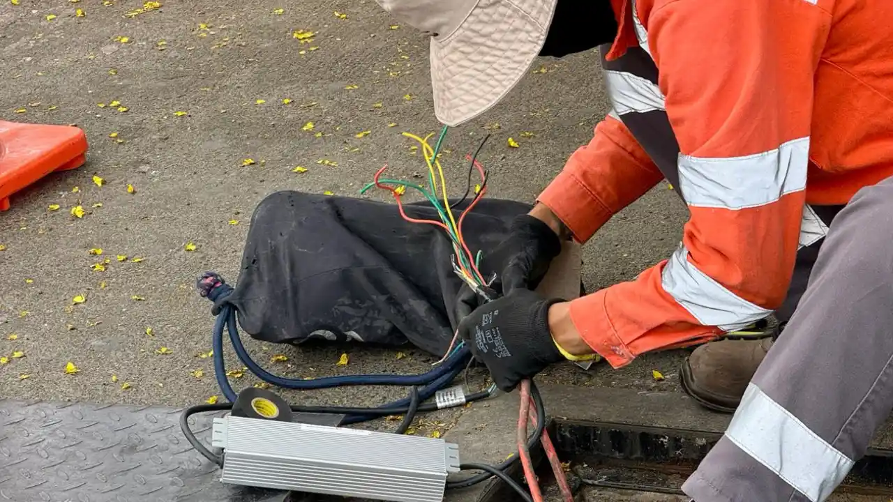 Ojo al cruzar: Medellín instala más de 200 nuevos semáforos de piso para proteger peatones 2 Ojo al cruzar: Medellín instala más de 200 nuevos semáforos de piso para proteger peatones