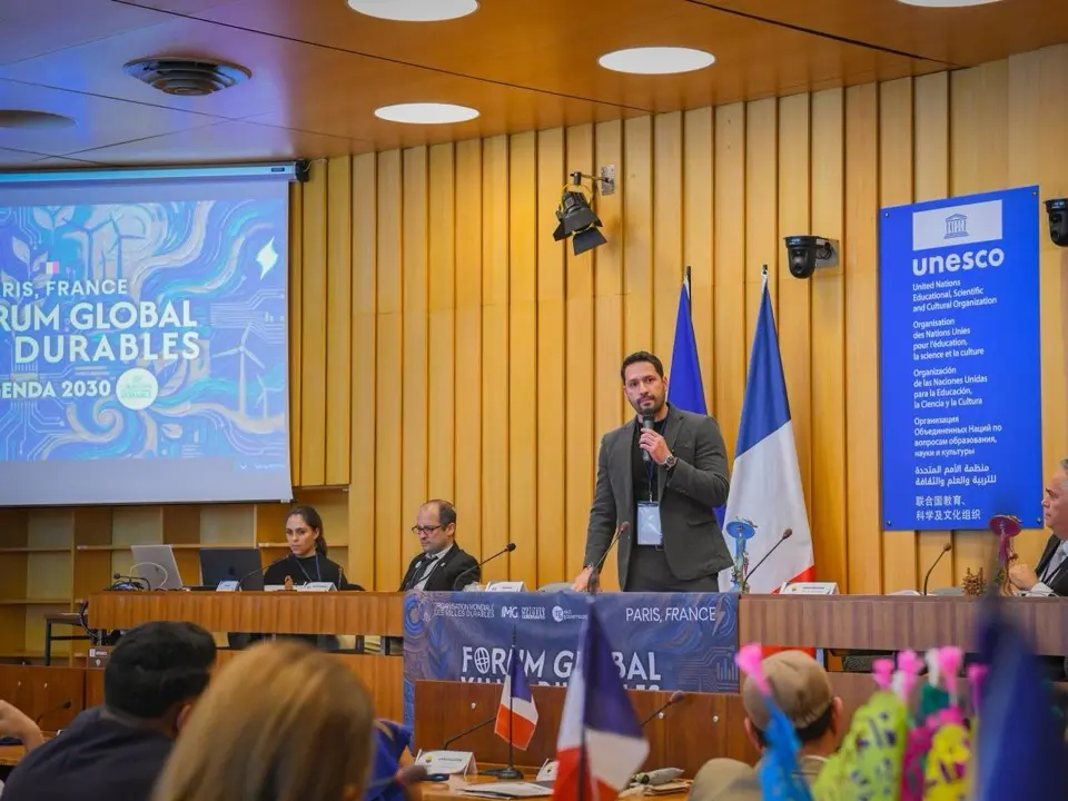 La experiencia de Sonsón llega a París: alcalde Juan Diego Zuluaga comparte modelo de trabajo comunitario en Cumbre Internacional 7 sonson en francia1