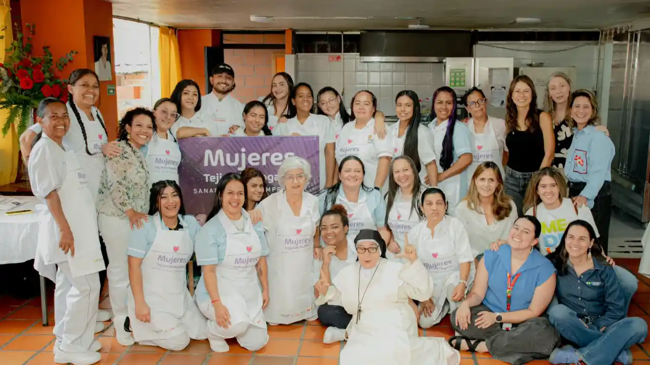 Volvieron a creer en sus proyectos: 45 mujeres culminaron proceso de formación con Tejiendo Hogares