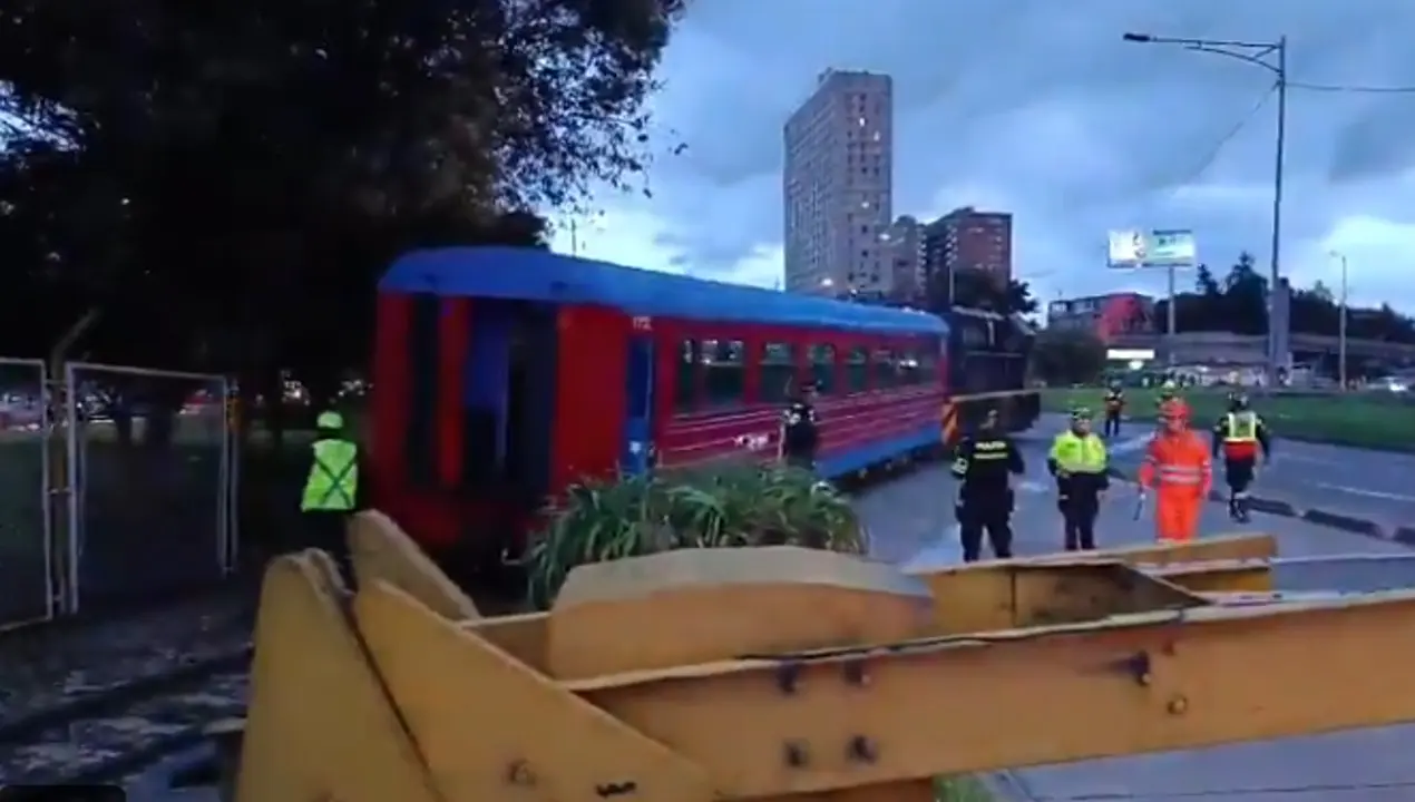 ¡Qué caos! Tren de la Sabana se descarrila en la Avenida NQS
